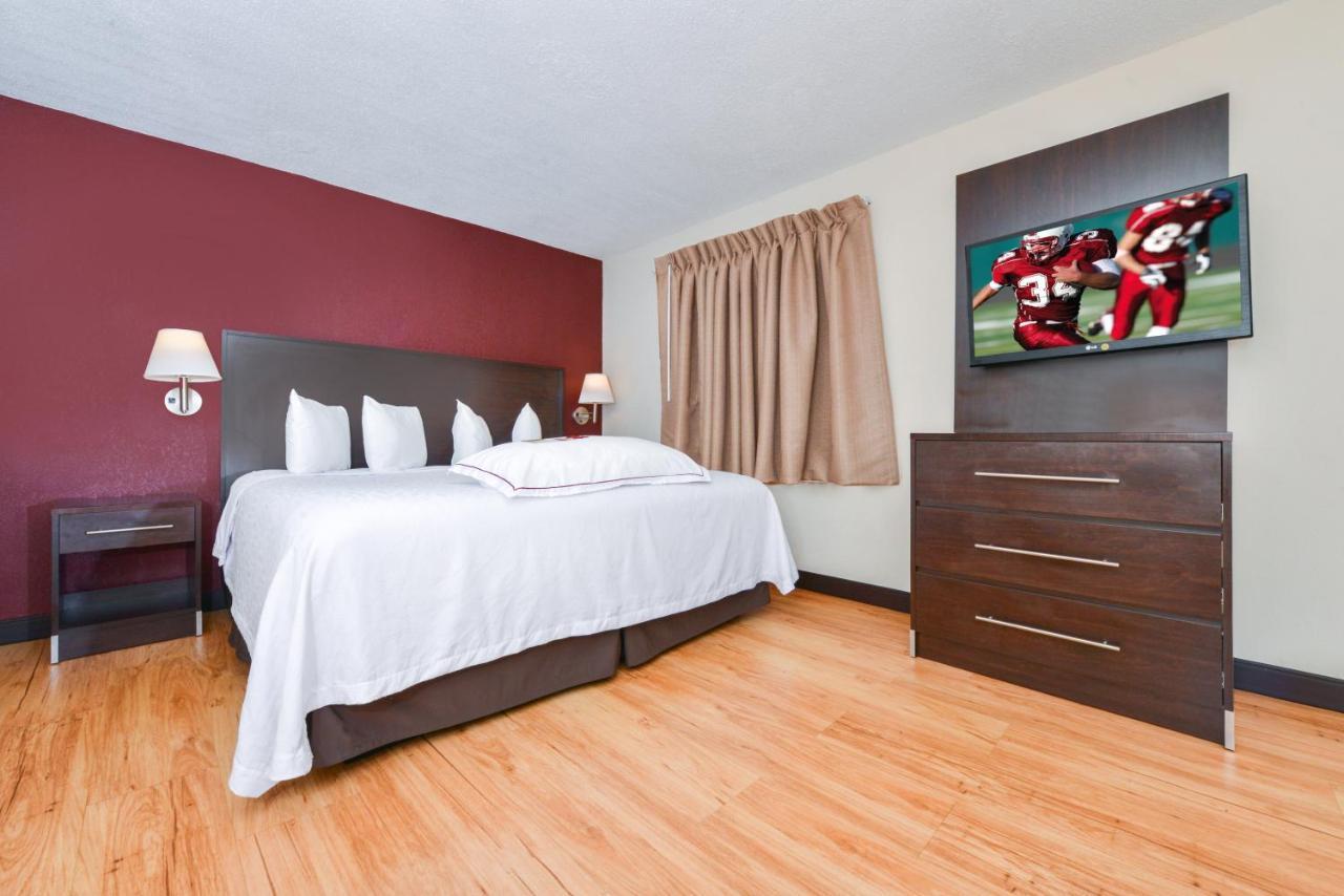 Red Roof Inn Plus+ & Suites Guilford Buitenkant foto