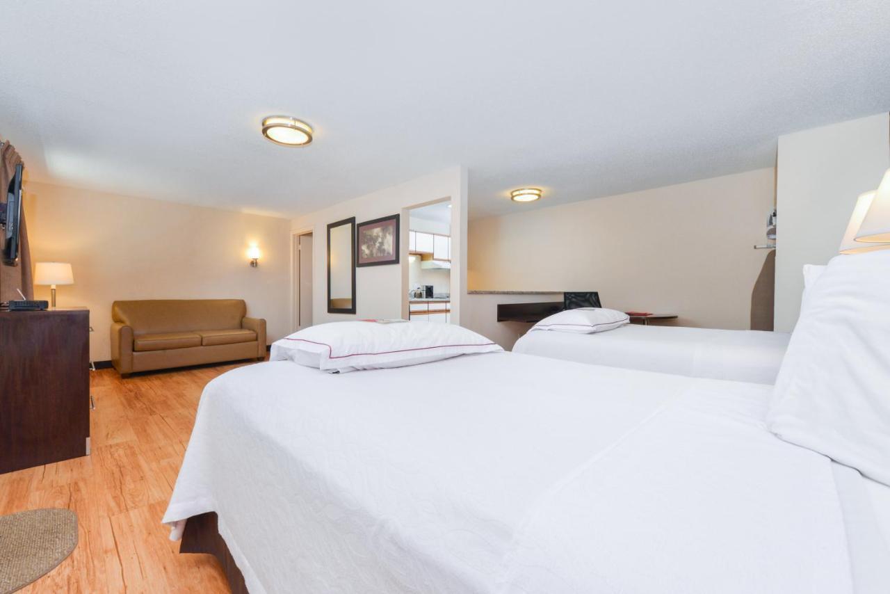 Red Roof Inn Plus+ & Suites Guilford Buitenkant foto