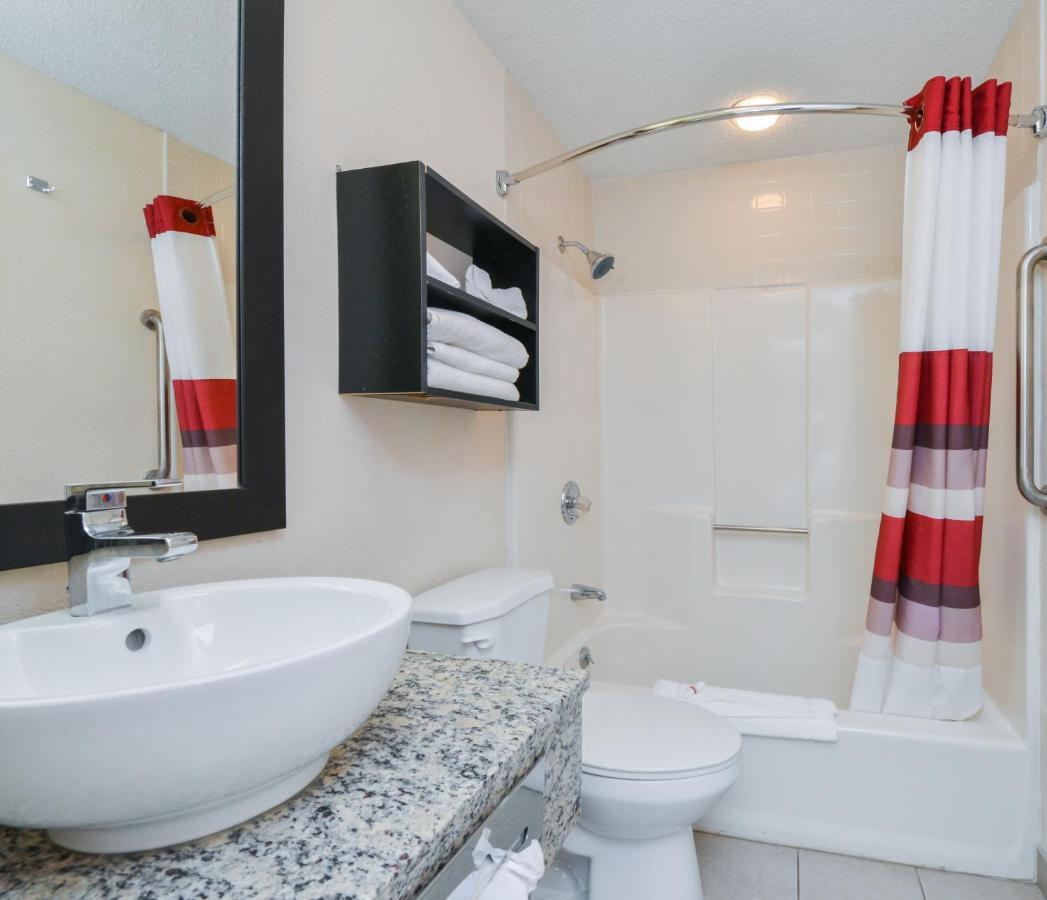 Red Roof Inn Plus+ & Suites Guilford Buitenkant foto