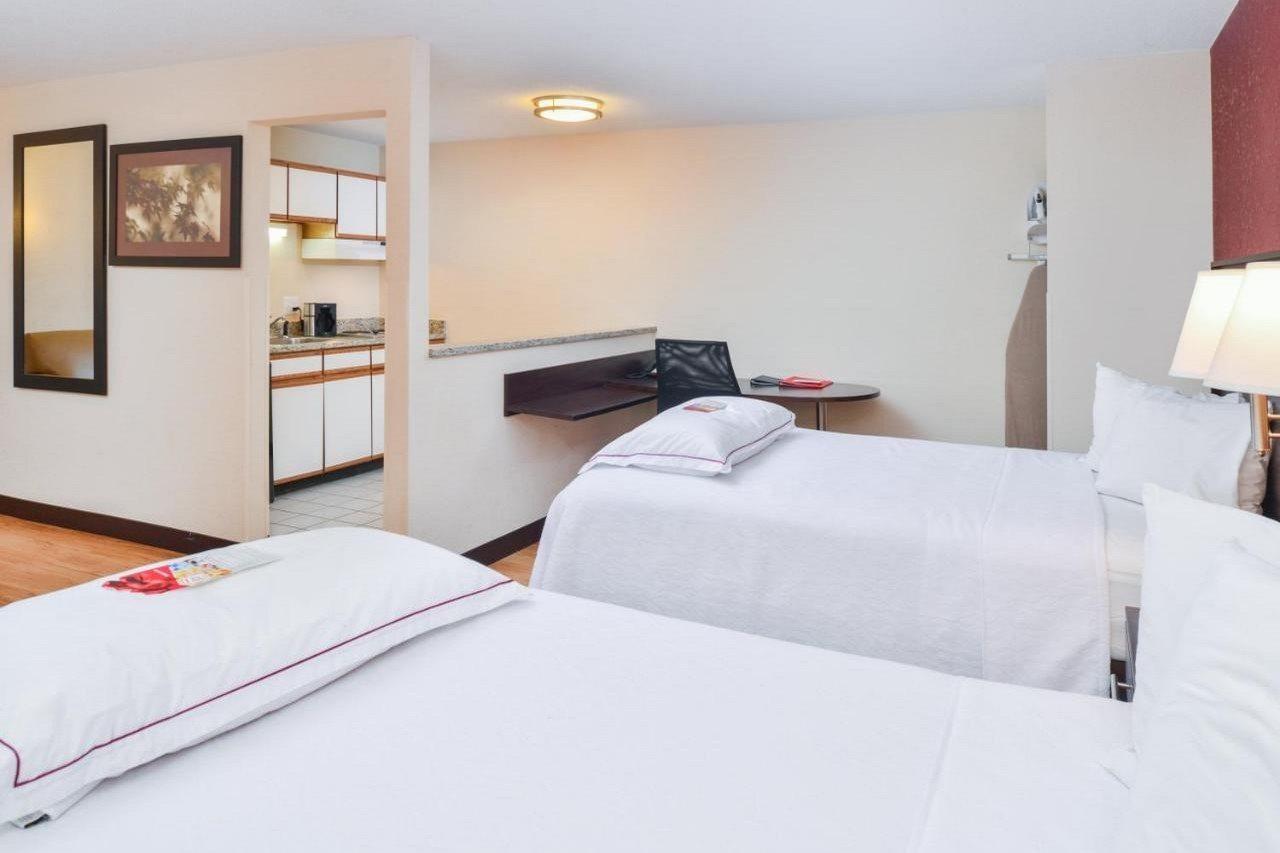 Red Roof Inn Plus+ & Suites Guilford Buitenkant foto