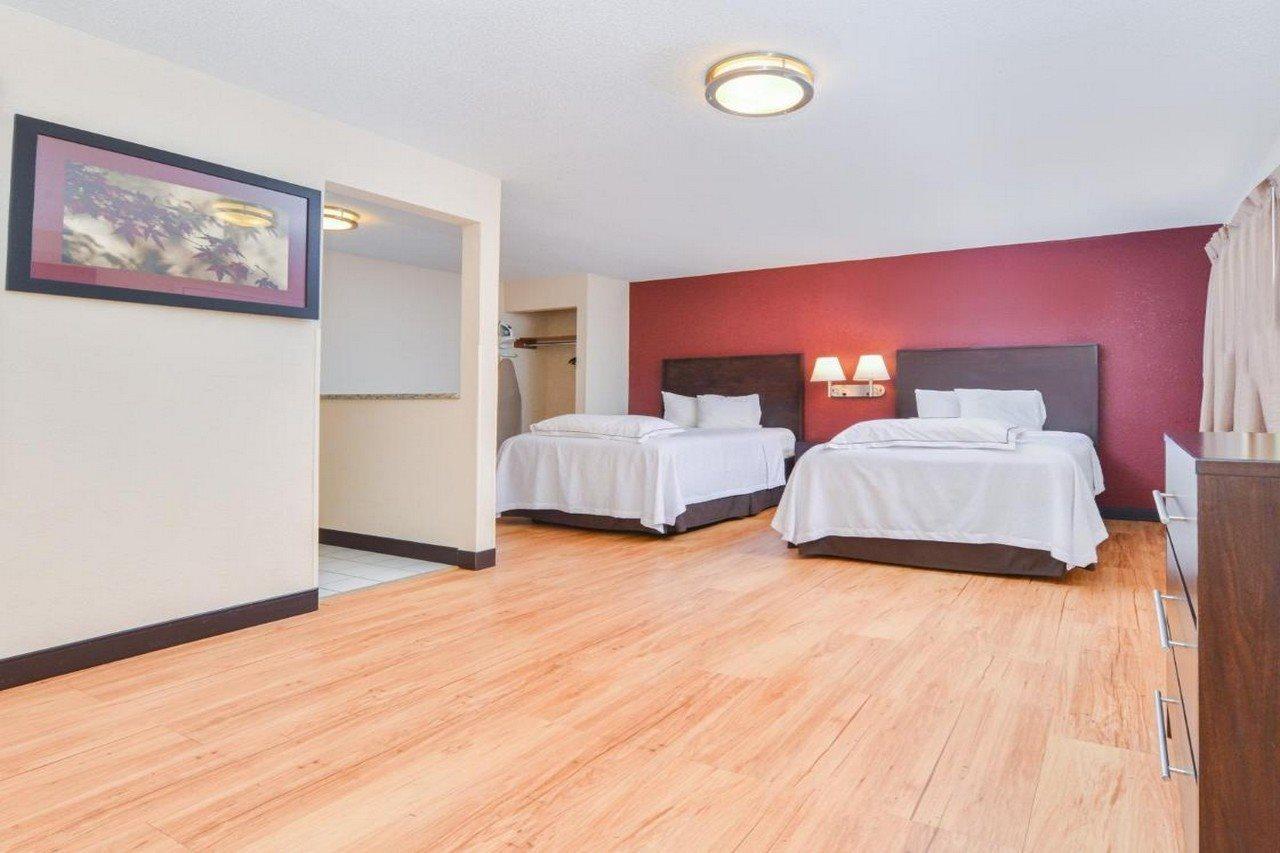 Red Roof Inn Plus+ & Suites Guilford Buitenkant foto
