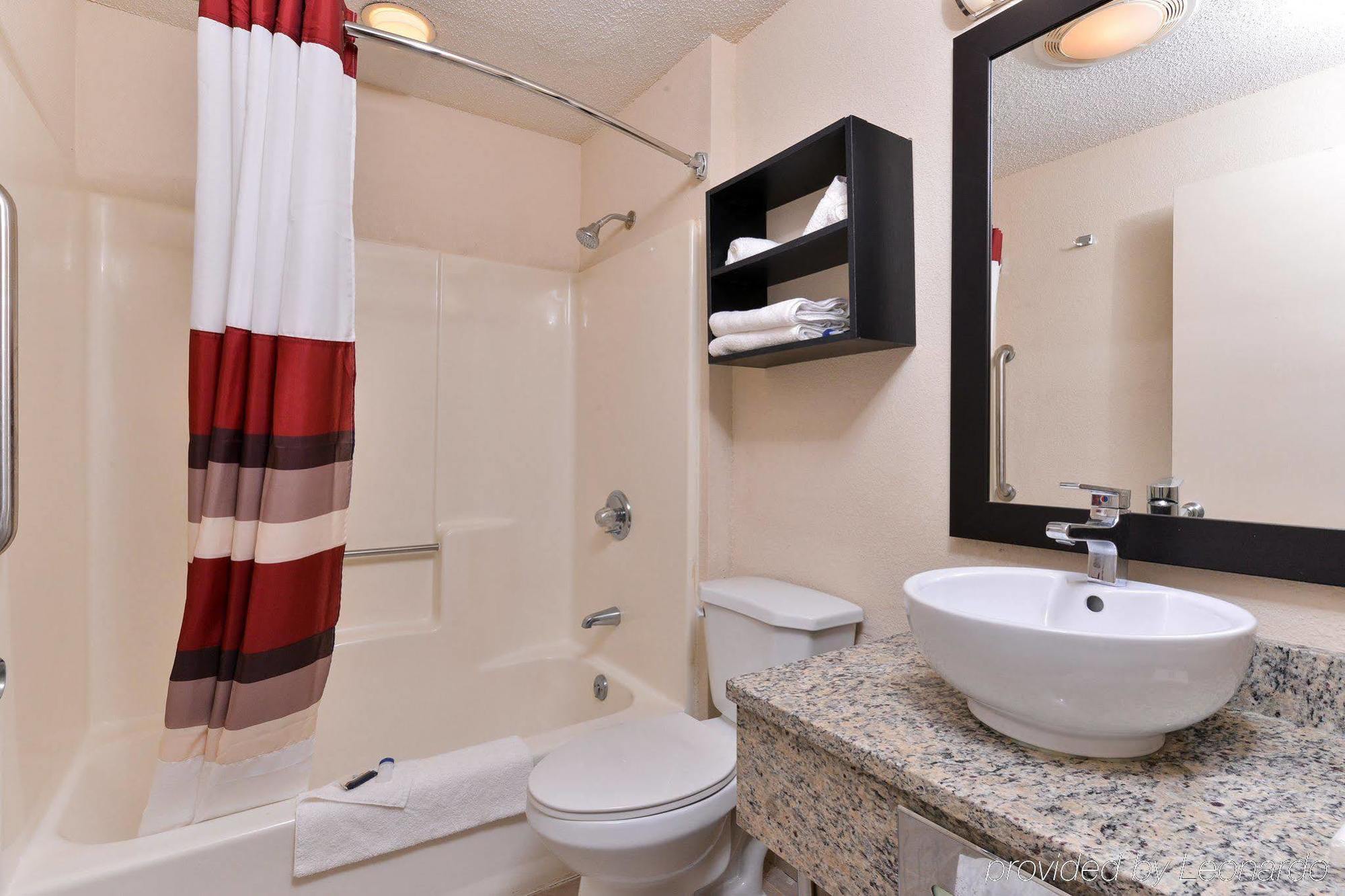 Red Roof Inn Plus+ & Suites Guilford Buitenkant foto