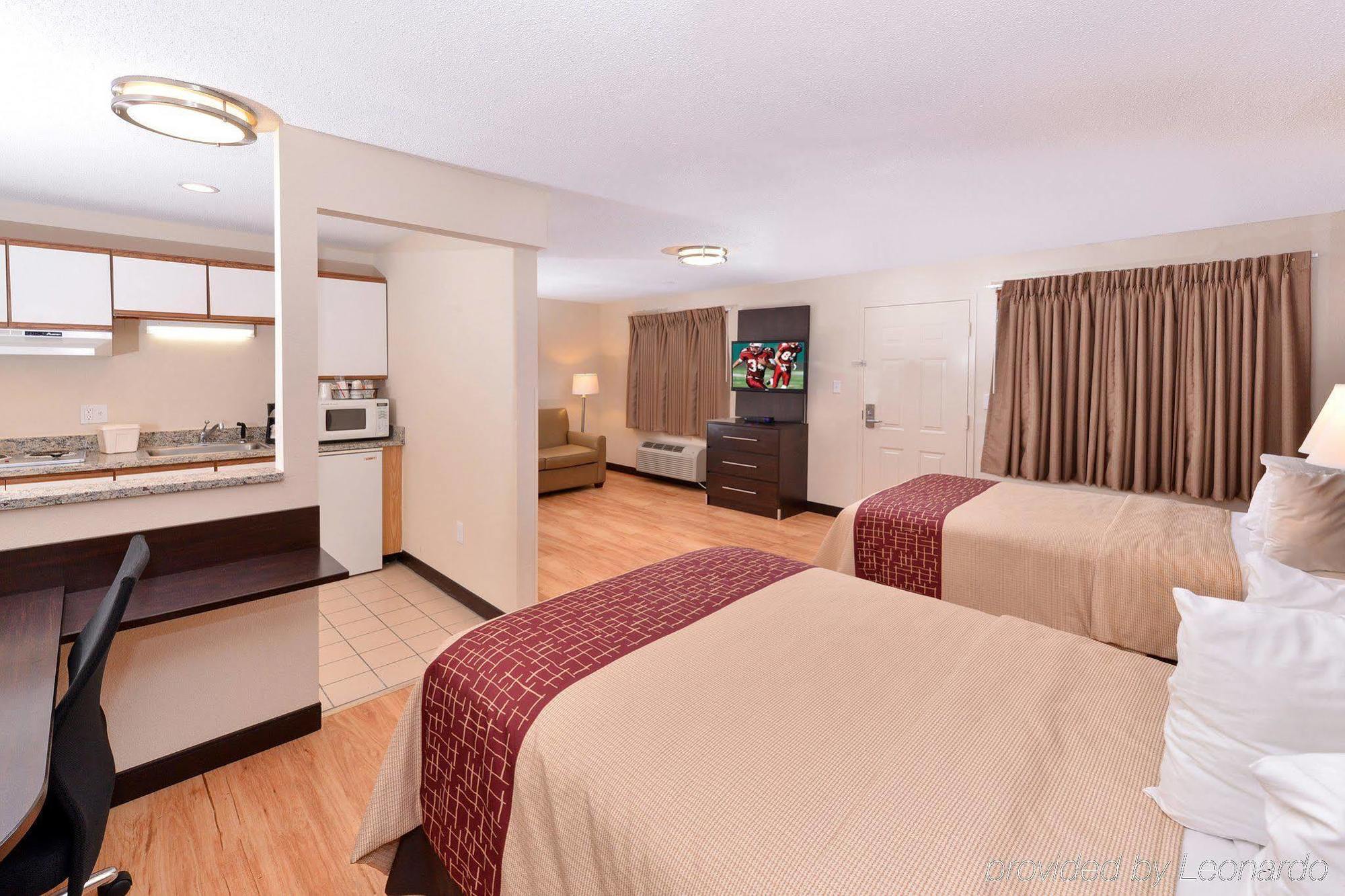 Red Roof Inn Plus+ & Suites Guilford Buitenkant foto