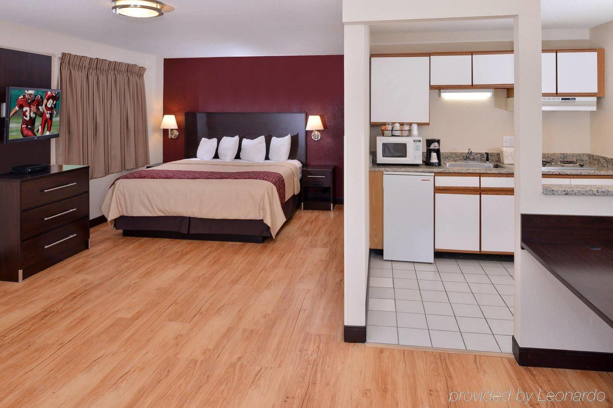 Red Roof Inn Plus+ & Suites Guilford Buitenkant foto