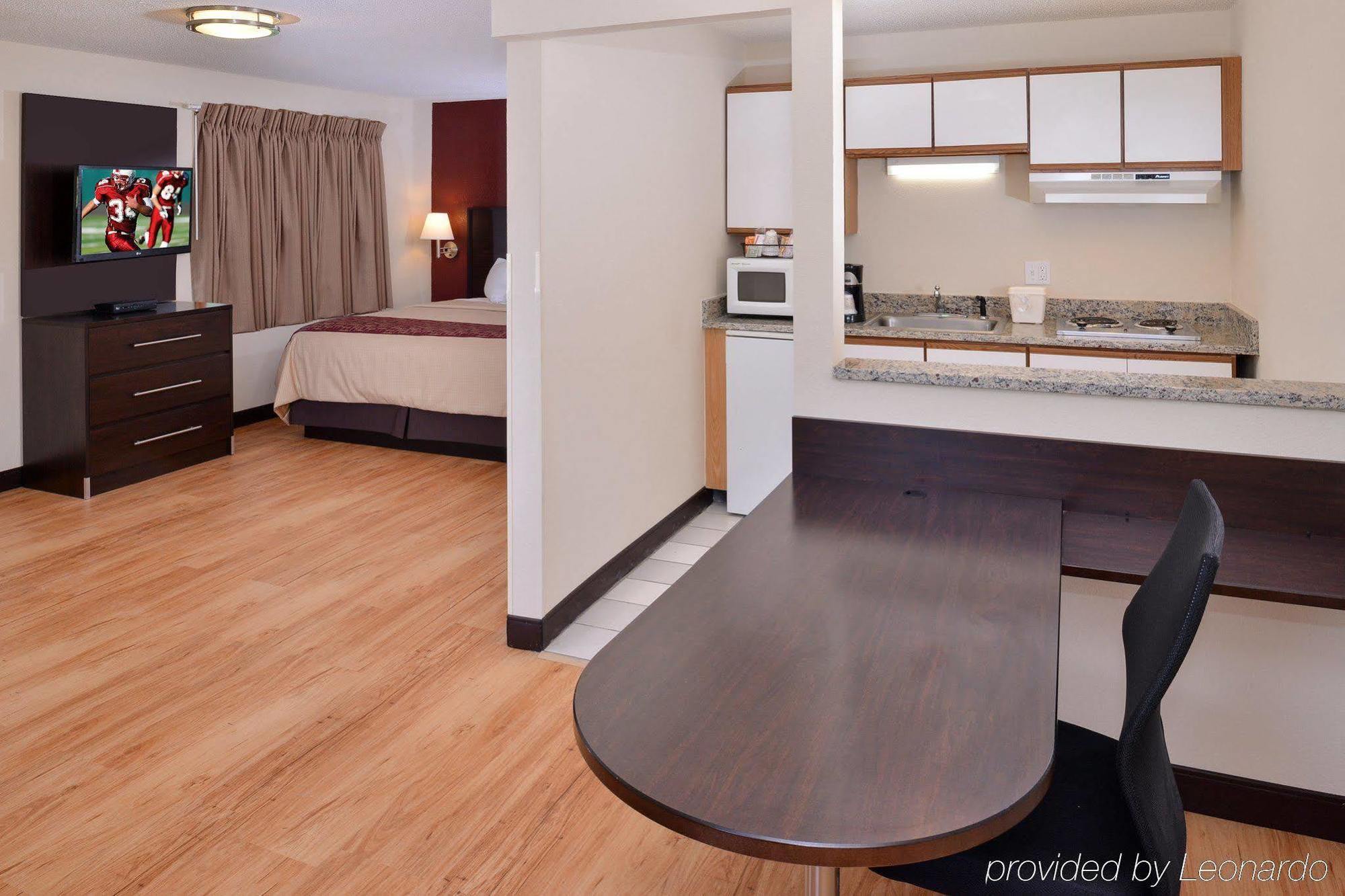 Red Roof Inn Plus+ & Suites Guilford Buitenkant foto