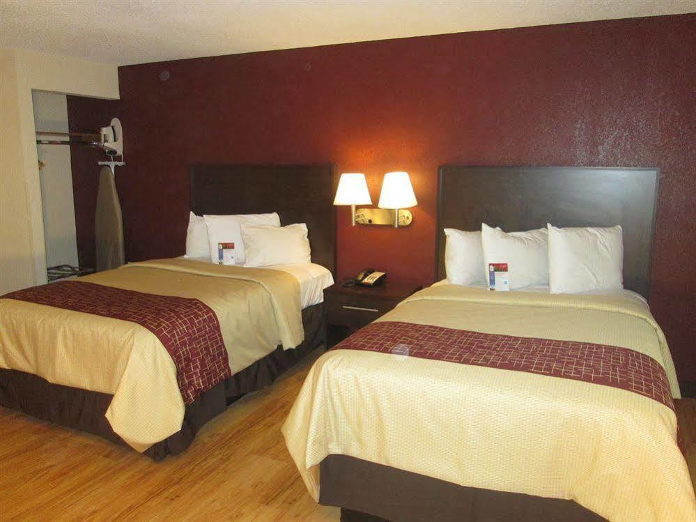 Red Roof Inn Plus+ & Suites Guilford Buitenkant foto