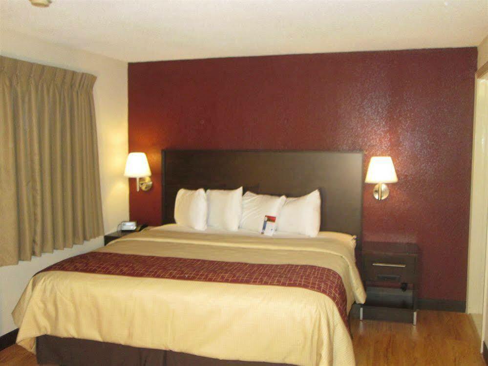 Red Roof Inn Plus+ & Suites Guilford Buitenkant foto
