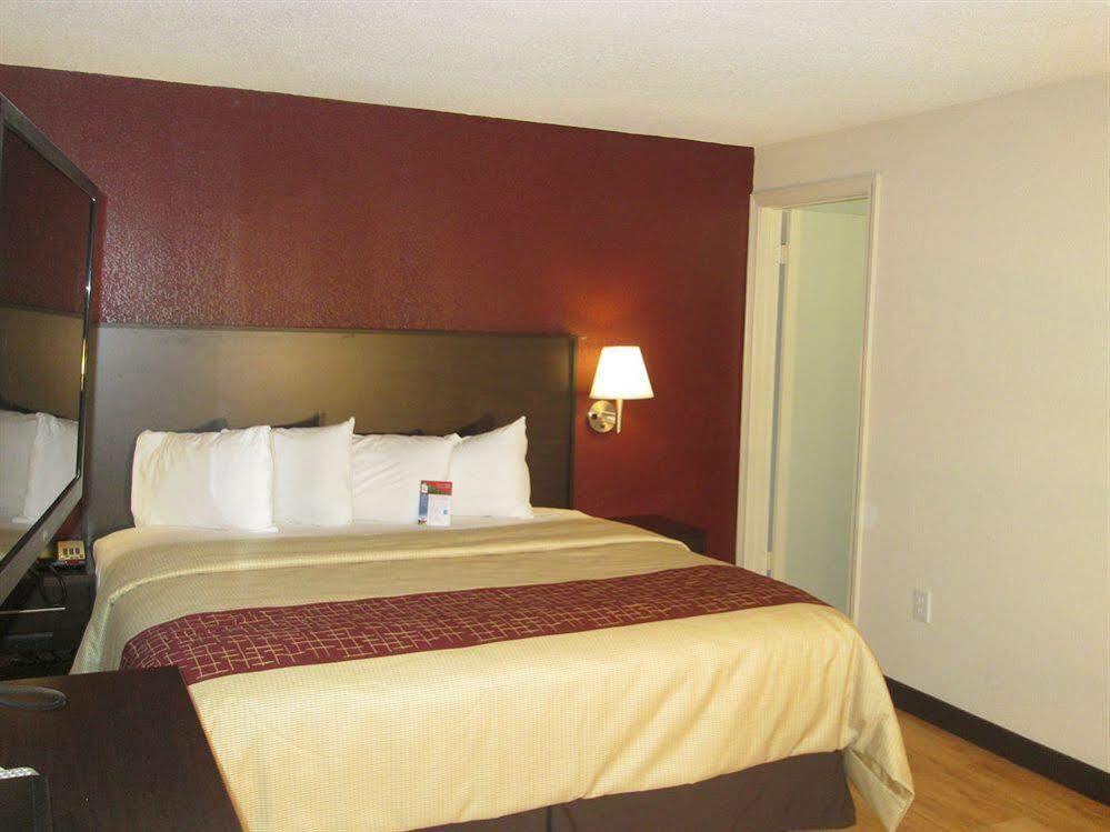Red Roof Inn Plus+ & Suites Guilford Buitenkant foto