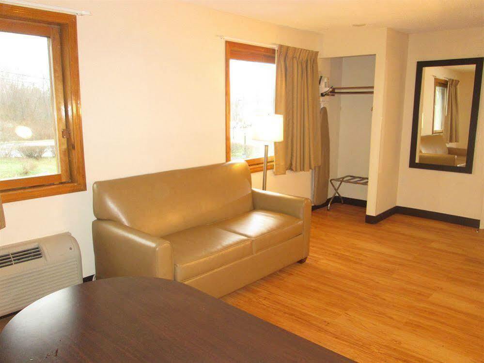 Red Roof Inn Plus+ & Suites Guilford Buitenkant foto